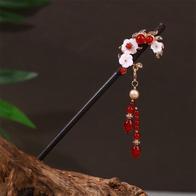Image of A 1pc Three-dimensional Wooden Hairpin Featuring A Semi-circular White Flower Decoration, A Pattern Wreath, And Long Tassel Bead Pendants. This Exudes A High-end Court Style