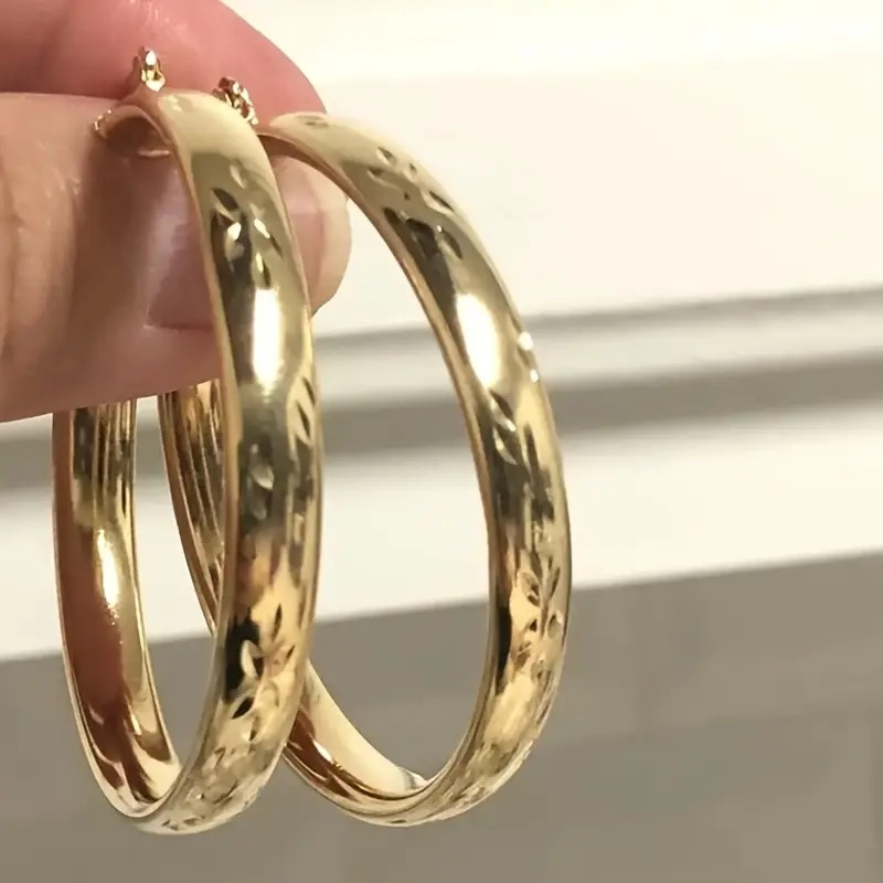 TEMU 1 Paire de Créoles Tendance pour Femme, Boucles d'Oreilles Vintage Grandes de O avec Motif Gravé, Boucles d'Oreilles Exagérées pour Fête et
