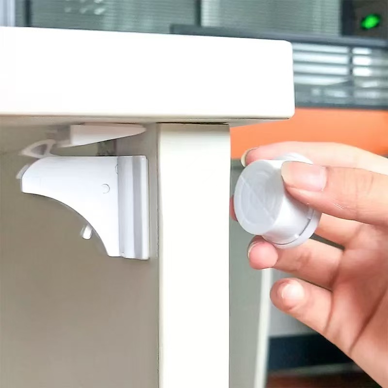TEMU Ensemble de 4 pièces : 3 jeux de serrures magnétiques pour armoires avec 1 clé, serrures adhésives de sécurité faciles à installer, serrures de