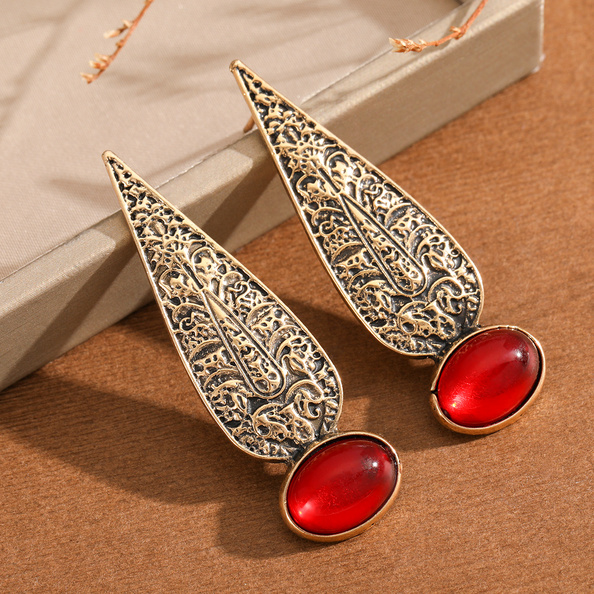 TEMU Boucles d'oreilles pendentives pour femmes, style rétro ethnique, longues, pointues, de , avec fond sculpté et incrustation ovale en synthétique