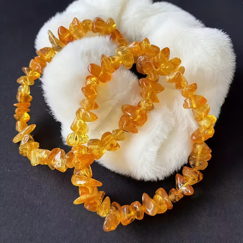 E-shop 2er-Set Natursteinarmbänder - Böhmische quadratische Perlen mit unregelmäßigen natürlichen Einschlüssen, warmgoldener bis brauner Farbton,