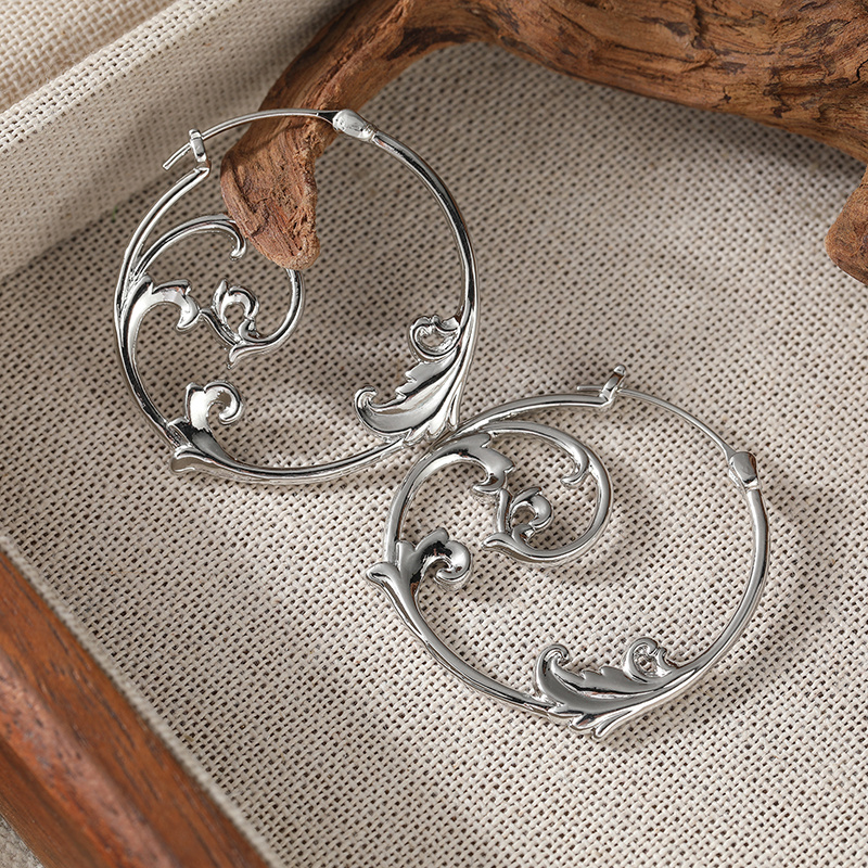 Image of Minimalist High-end Women's Curly Grass Pattern Hollow Earrings, Versatile Earrings For Daily Gatherings And Vacations, With Clean And Refreshing Lines