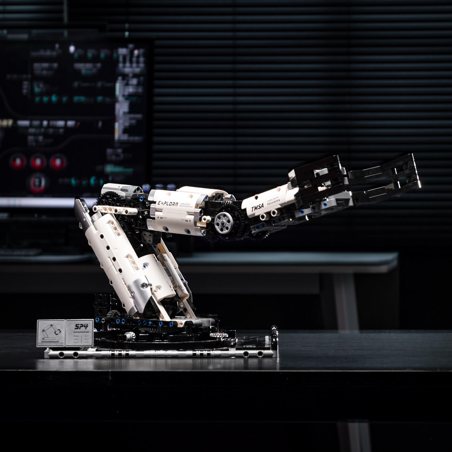 Sci-Fi Mechanical Masterpiece- 784pcs Smart Building Robot| 4-Motor 360° Rotation+ Gripping Arm+ Remote Control