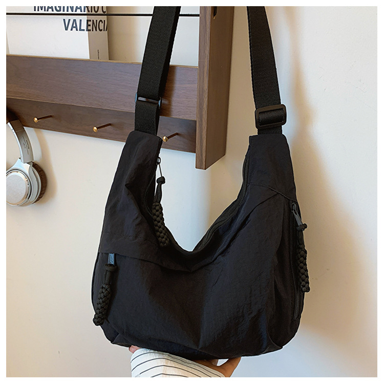 Borsa hobo in tela con nappe e tracolla larga regolabile_voghion.com