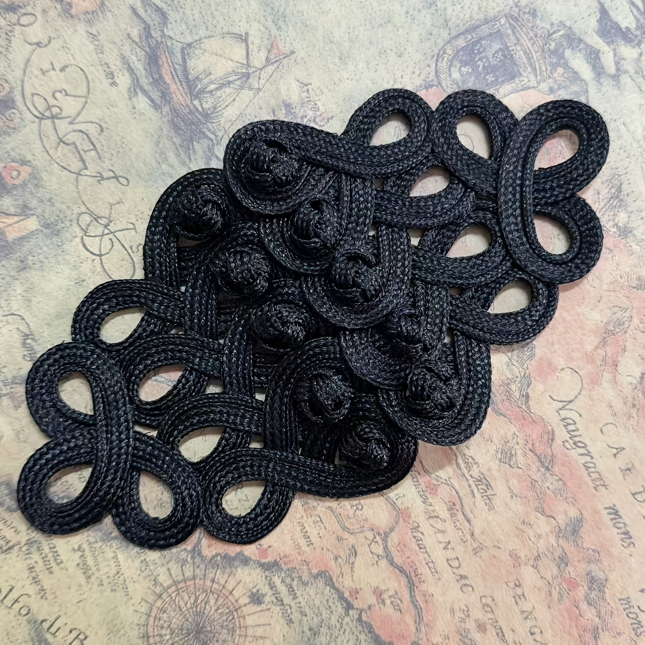 E-shop Handgefertigter großer goldener Knotenverschluss mit den Maßen 19,5*10 cm, mit -Froschknoten-Stickerei, Vintage-Nähten, geeignet für