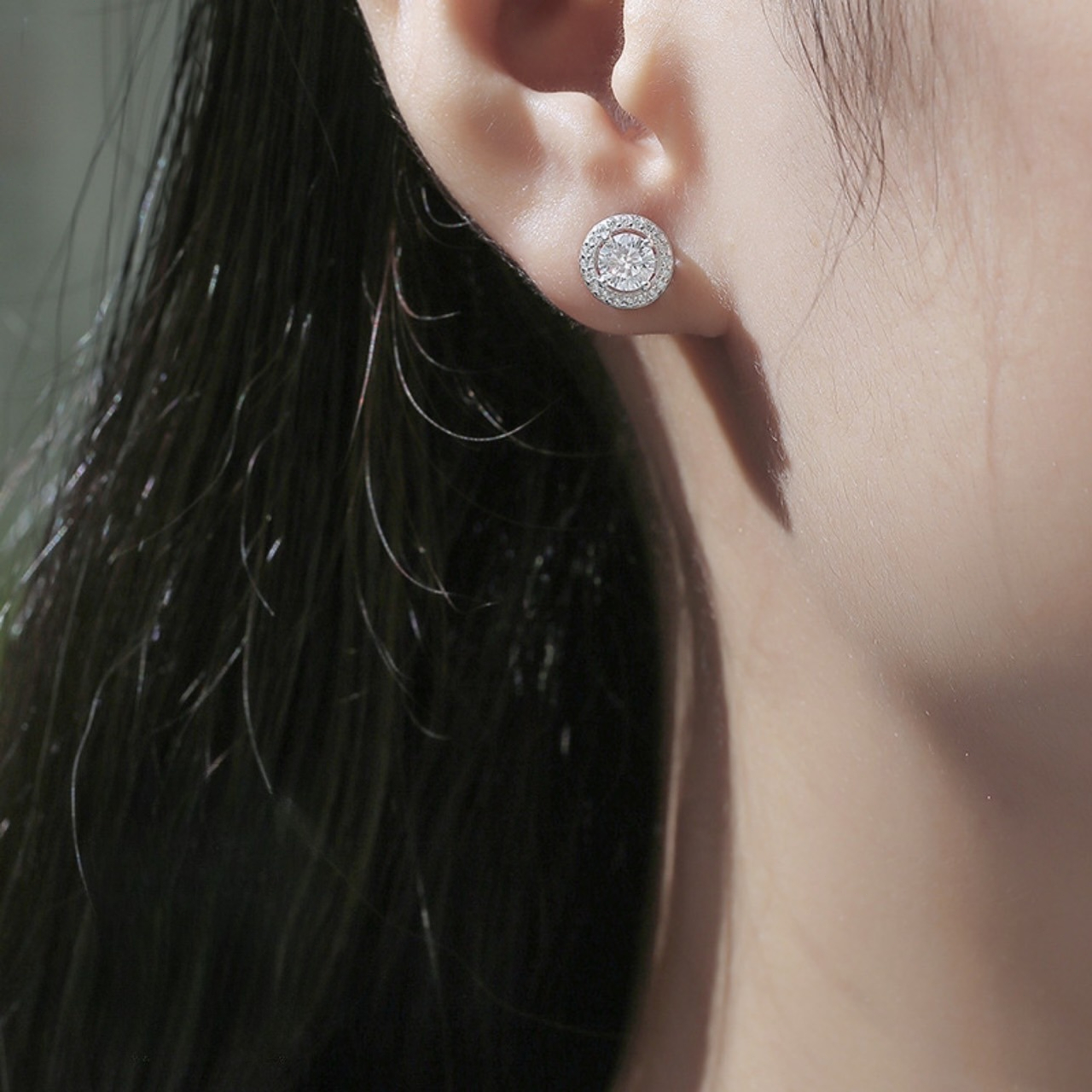 Women's Chic Round Cut White Moissanite Stud Earrings, Festive Gift