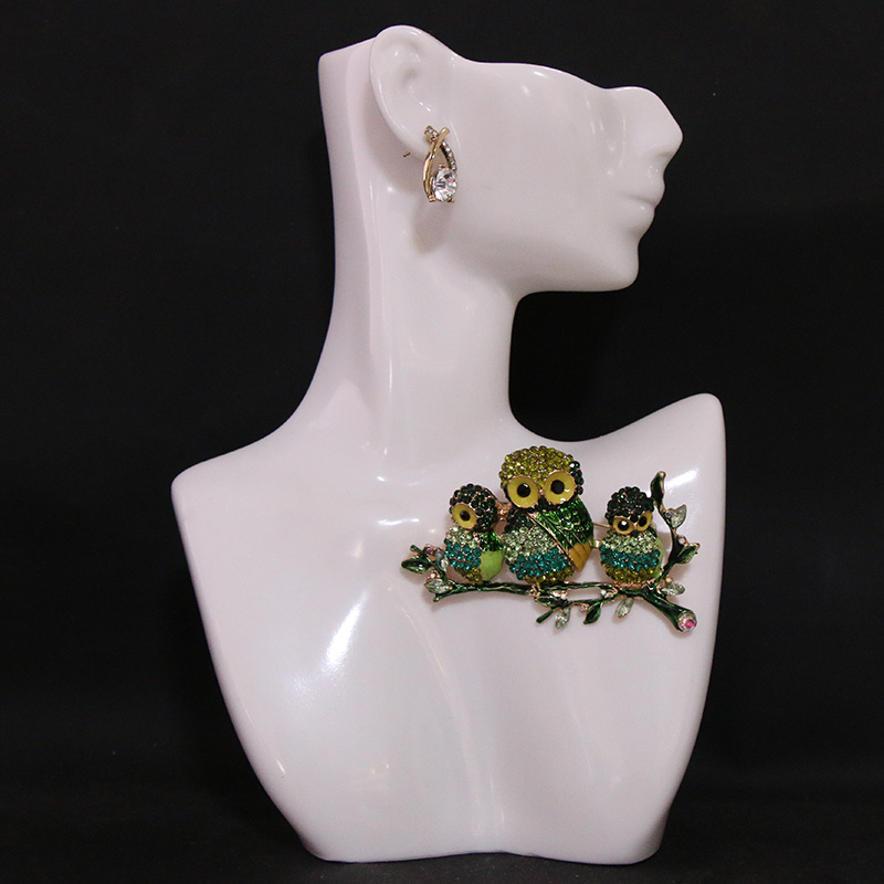 

Elegant Owl Brooch Pin – Luxurious Green And Detail, Irregular Shape, Perfect Accessory For Sophisticated Outfits