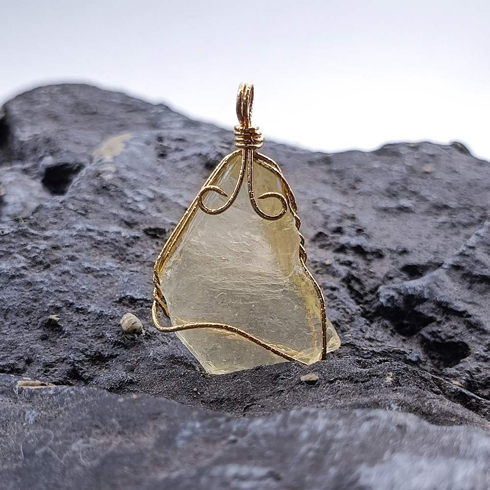 TEMU Lemon Quartz Stone Wrapped Wire Pendant: Clear And Translucent Texture, A Mysterious -garde Style Accessory. Clear And Translucent Texture,