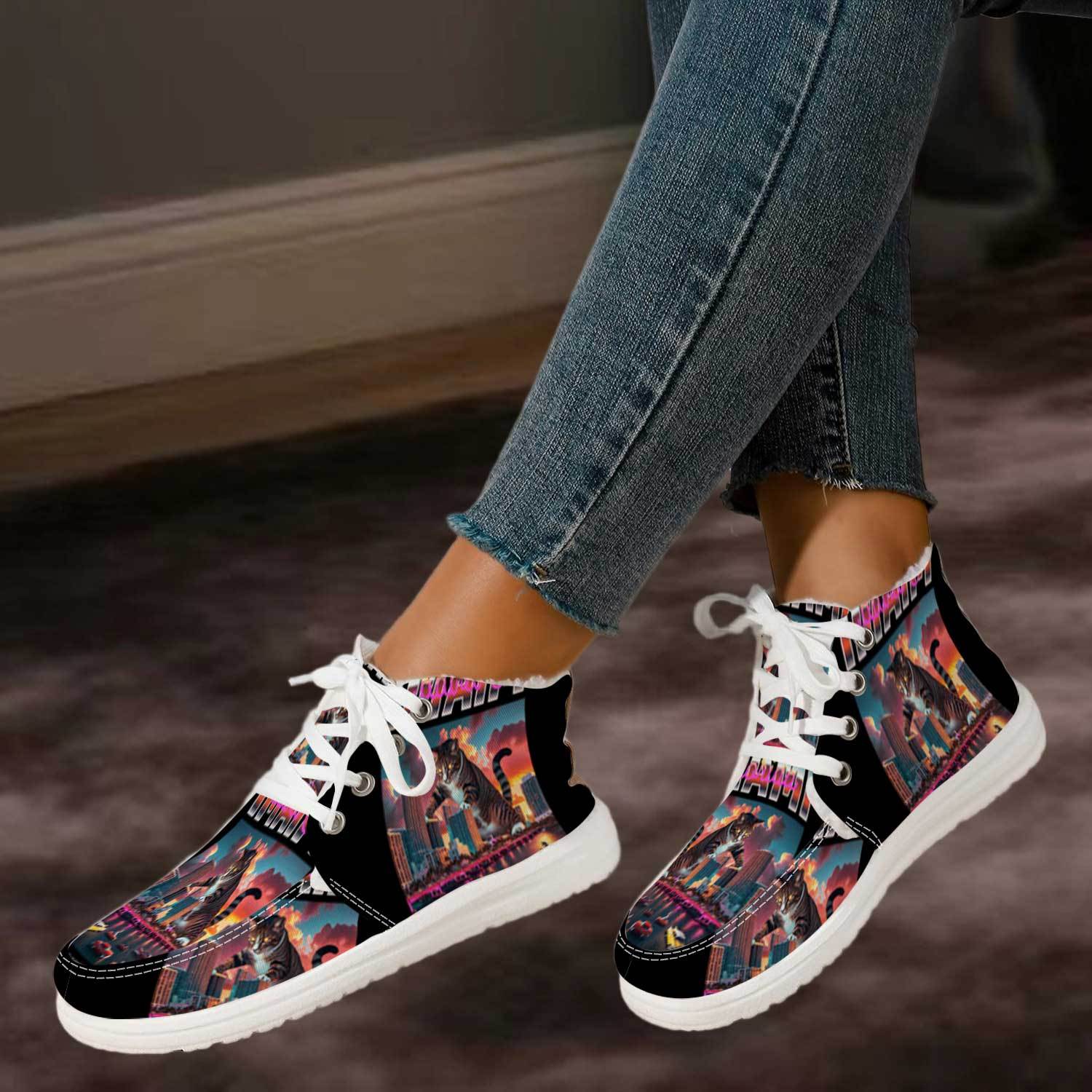 Nieuwe stijlvolle en trendy dames sneakers met hoge vetersluiting