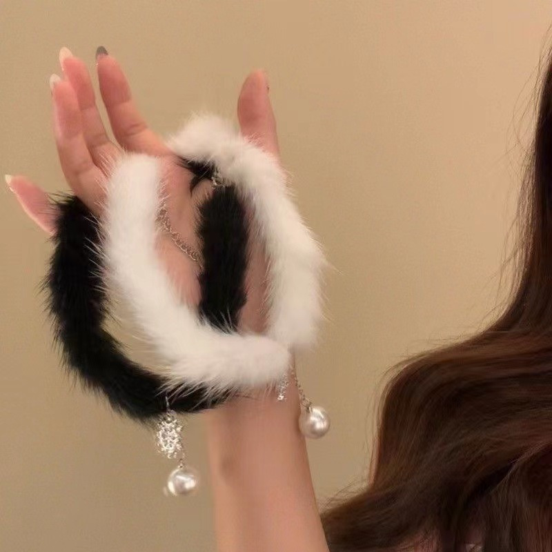 TEMU 2pcs Autumn Winter White And Black Faux Fur Necklaces For Women, Light Luxury Niche Chain, Christmas New Year Clavicle Chain Jewelry, Snowflake