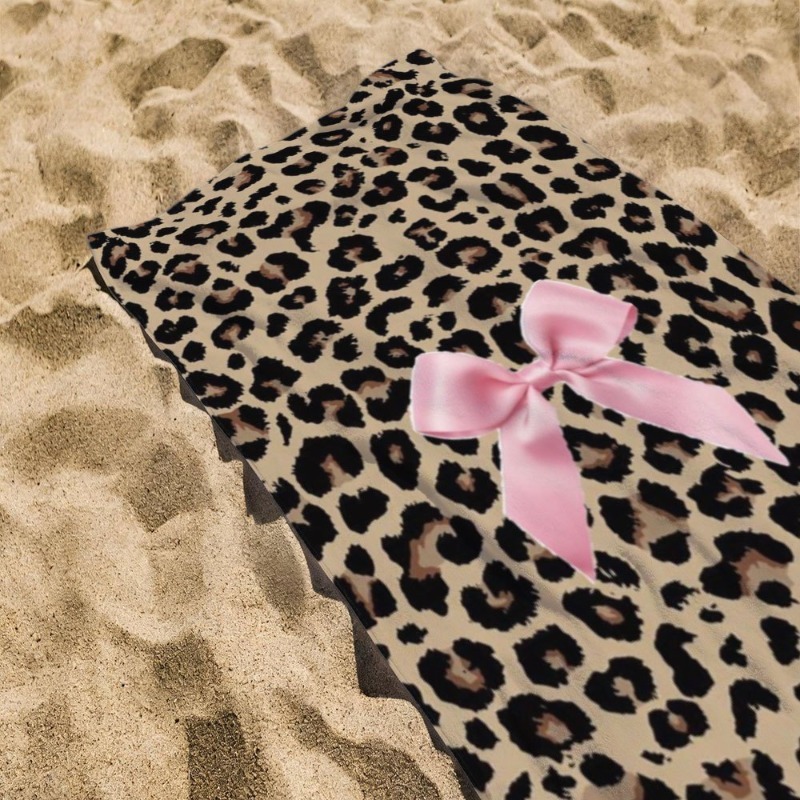 Serviette de plage motif léopard classique avec nœud rose_voghion.com