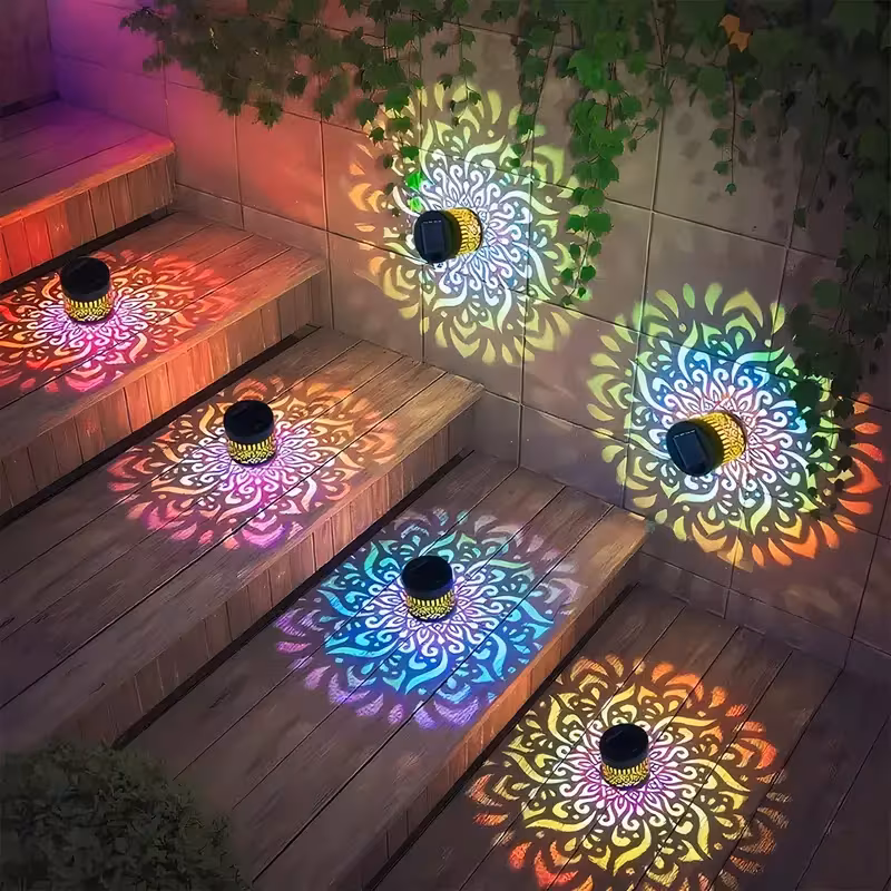 lot de 2 appliques murales solaires pour clôture, lampes murales led colorées avec motif mandala à changement de couleurs multiples/ , éclairage décoratif extérieur, ip65, pour la décoration de jardin, terrasse, escaliers et cour, avec plusieurs couleurs, déclairage et options de Détails du produit 1