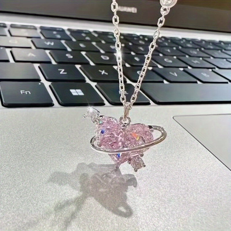 1 Collar elegante para mujer, con un delicado pectoral en forma de corazón rosa y cubo de zircónia brillante, perfecto para aniversarios y fiestas diarias, material de aleación, accesorio para todas las estaciones, regalo de aniversario | Pectoral elegante | Collar brillante