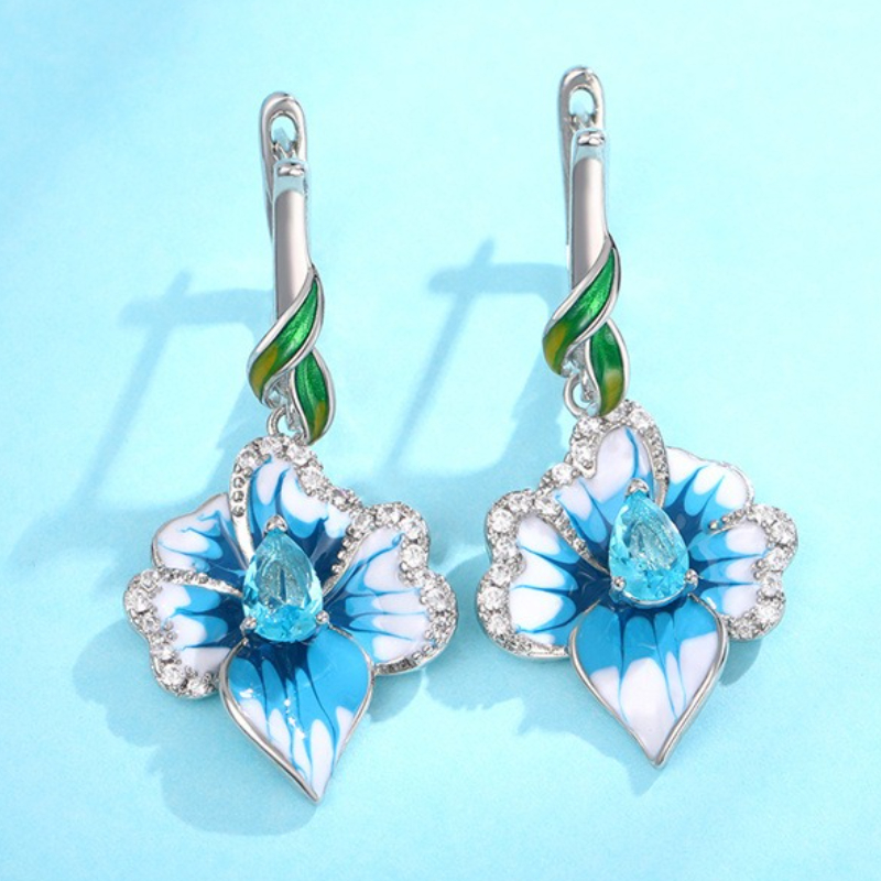 E-shop Ein Paar elegante und raffinierte Ohrringe für Damen, schmuckvoll verziert mit blauen synthetischen Zirkonia und Emailleblumen, für den , Dates,