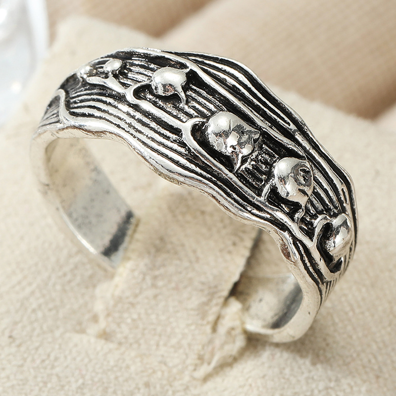 Vintage Pea-Shaped Ring with Three-Dimensional Texture Patterns