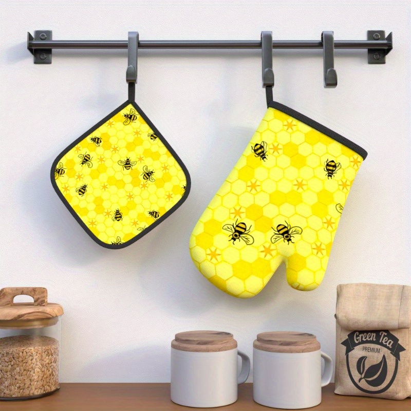 

2pcs 10.6*6.7 Inch Heat-resistant Oven Mitts And Potholders Set With Fun Bee And Honey Design, Polyester, Machine Washable - Ideal For Kitchen Decor, Cooking, Grilling, Baking, Great Holiday Gift