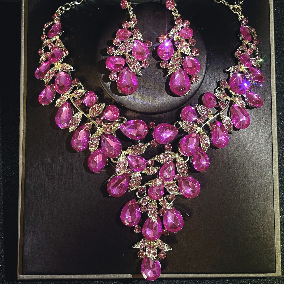 Wedding Vintage Necklace Set for Women Luxury Crystal Banquet Dress Bridal Wedding Accessories Clavicle Chain Women's Jewelry Set Earrings Necklace Three Piece Set