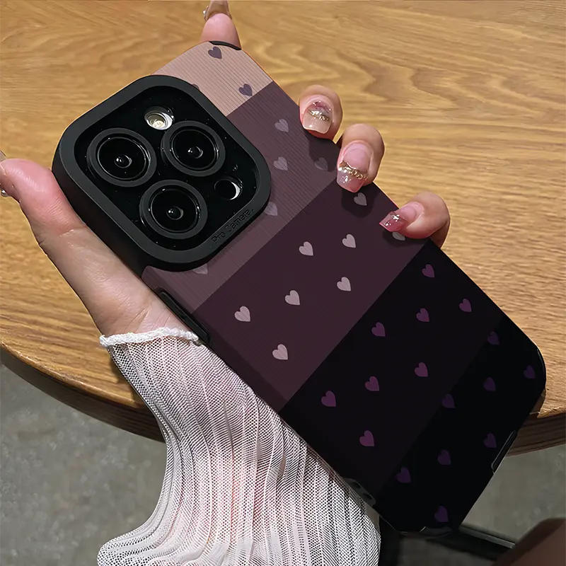 Foto de Funda con diseño de corazones morados.