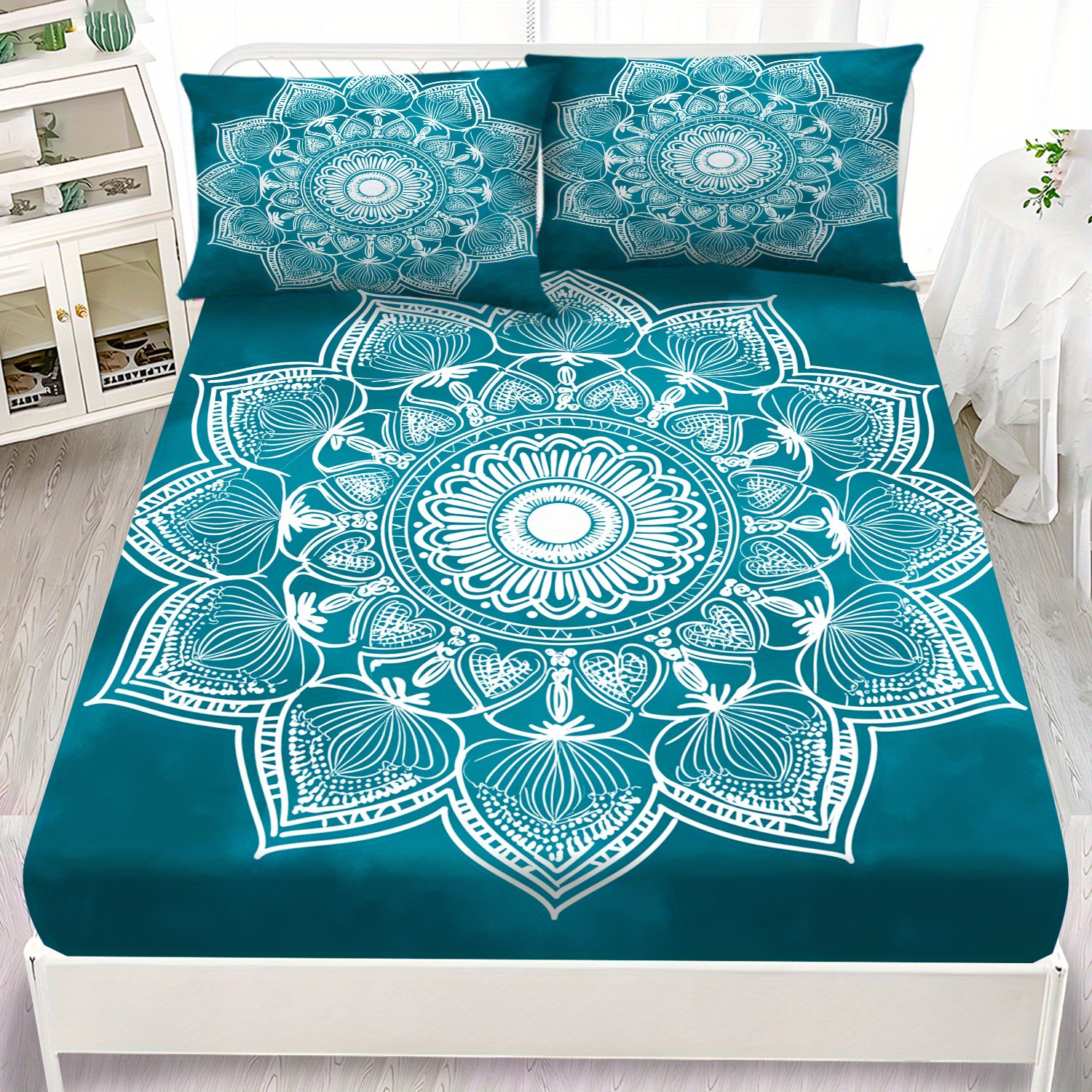 3er-Set Spannbettlaken mit Mandala-Muster in Türkis und Weiß, bestehend aus einem Spannbettlaken und zwei Kissenbezügen; Kissenfüllungen sind nicht im Lieferumfang enthalten. Das Set ist *- und