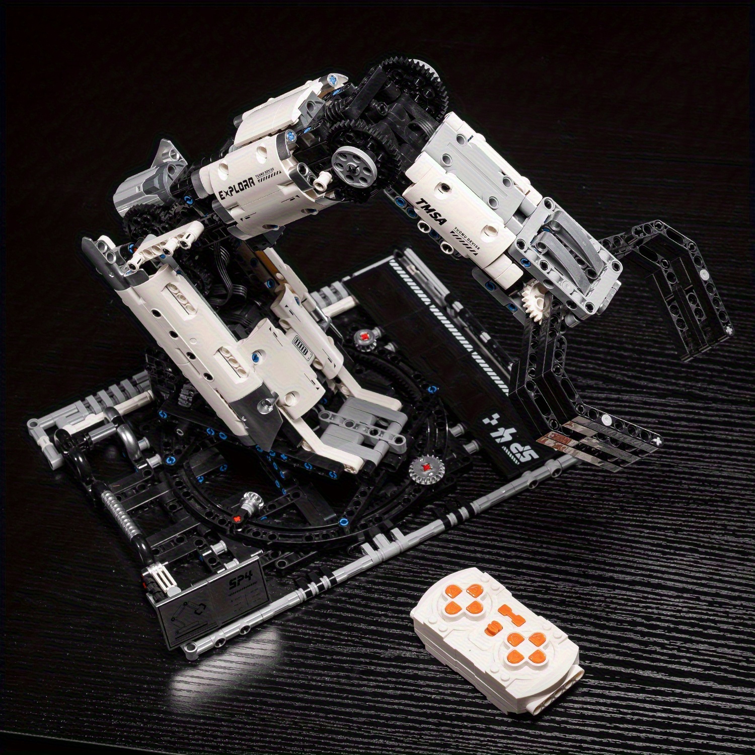Sci-Fi Mechanical Masterpiece- 784pcs Smart Building Robot| 4-Motor 360° Rotation+ Gripping Arm+ Remote Control