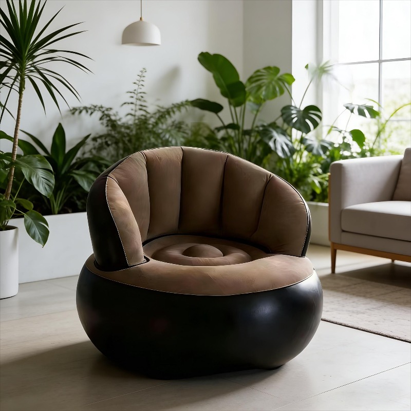 This Pumpkin-shaped Lounge Sofa Is a Refined Fusion of Eastern Aesthetics and Modern Comfort. Its Rounded Spherical Base Is Wrapped in Matte Black Leather, Exuding a Calm and Dignified Presence. The Segmented Backrest and Seat Surface Are Upholstered