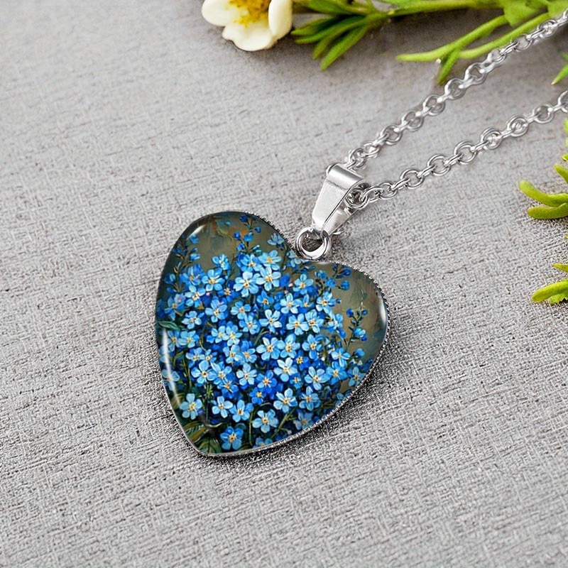 E-shop Eine handgefertigte herzförmige Halskette mit einem Glasanhänger, der einen Vergissmeinnicht-Bouquet zeigt, entworfen für Männer