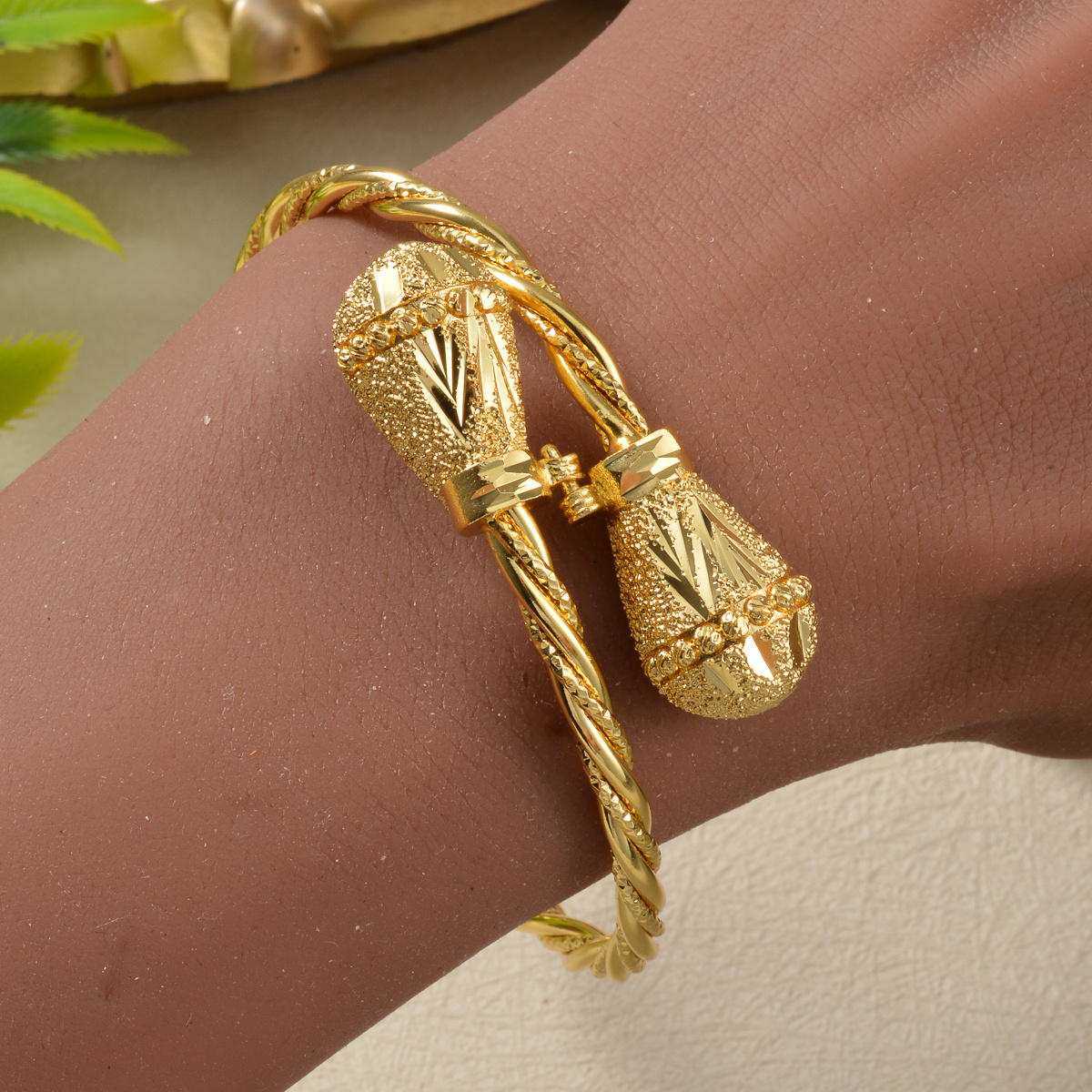 TEMU 1 stuk 18K verguld vintage open armband, bedeltje met getextureerd ontwerp en gedraaide rand, elegante sieraden voor dames