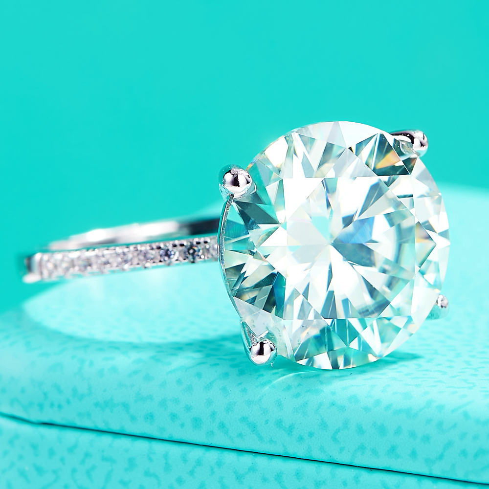 Women's Luxury Engagement Moissanite Ring in 925 Silver