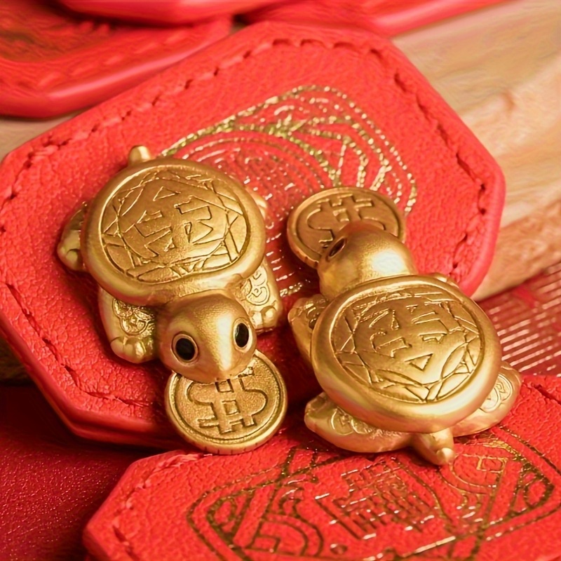 手工制作的金色海龟风水护身符 - 一款中国铜合金财富魅力饰品，是送给女 奢华圣诞礼物，也是日常吉祥装饰品。精美的金钱龟雕像，带有复杂的中国图案和精致的雕刻 商品详情 7