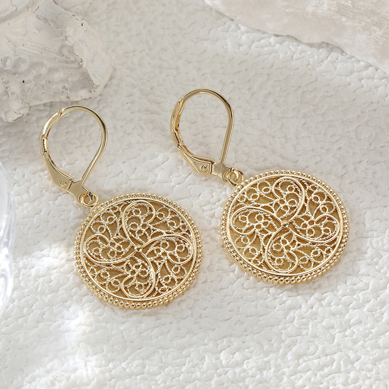 TEMU Boucles d'oreilles artistiques de style rétro avec des ajourés , dégageant un charme intemporel. Associées à des boucles d'oreilles tombantes