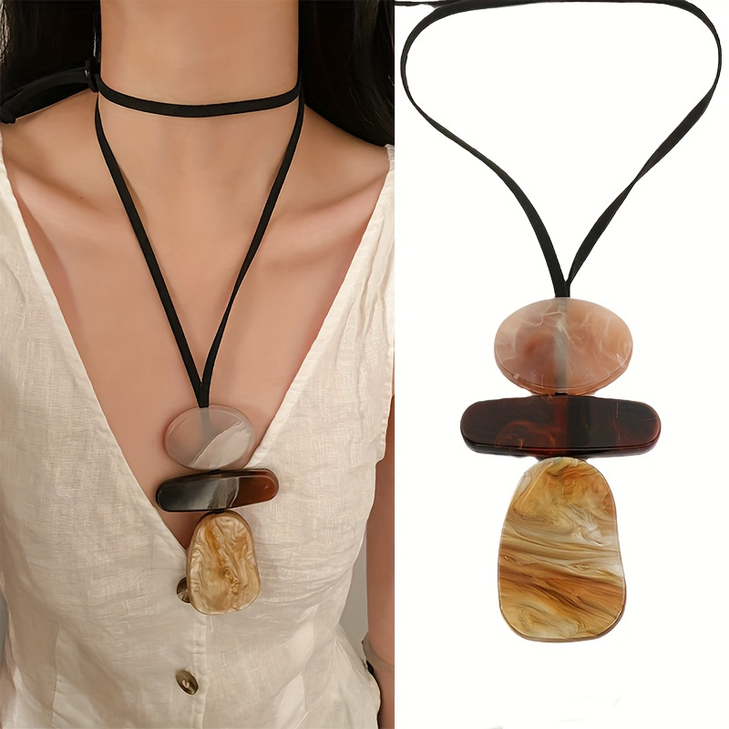 G Shape Pendant Necklace with Tortoiseshell Resin