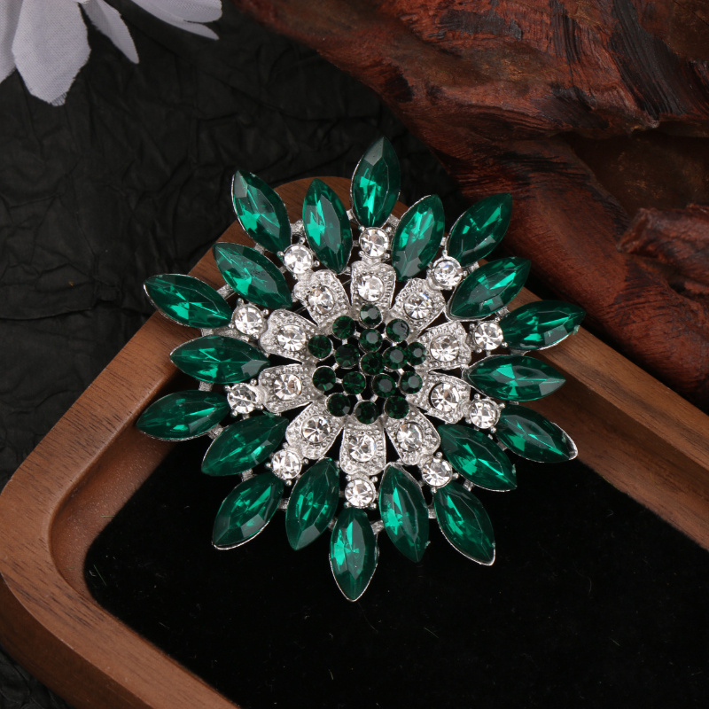 Image of 1pc - Shaped Brooch With Green & Clear Rhinestones, Silvery - , Ideal For Outfit/bag Decoration, Perfect Festival Gift For Lover/ /family/