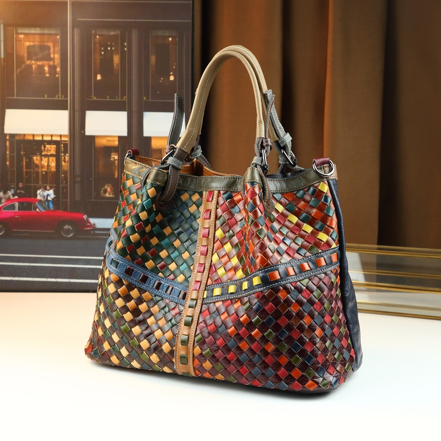 Mindia Handbag zipper detail