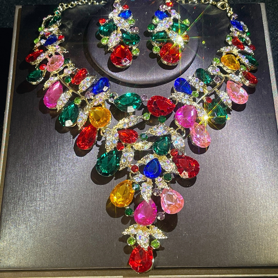 Wedding Vintage Necklace Set for Women Luxury Crystal Banquet Dress Bridal Wedding Accessories Clavicle Chain Women's Jewelry Set Earrings Necklace Three Piece Set