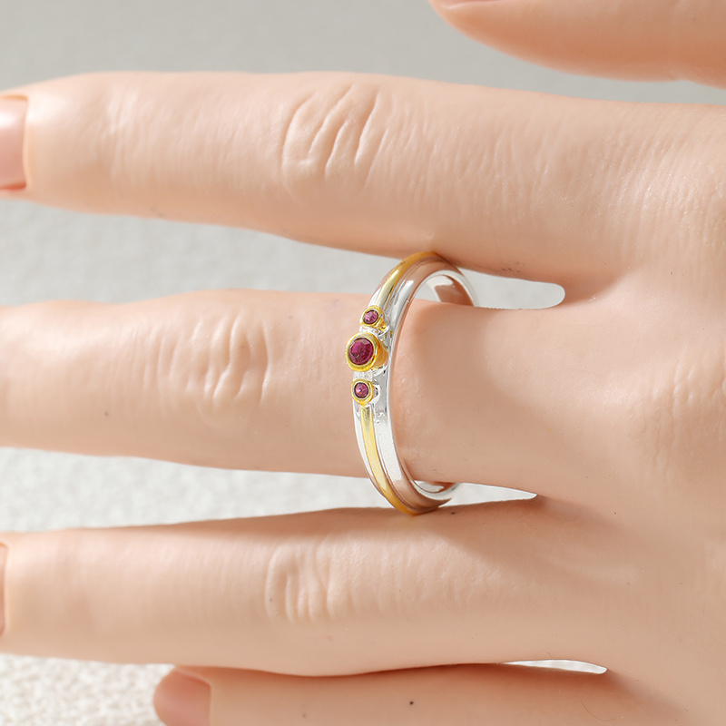 Retro Dual-Color Line Design Ring with Red Zirconia