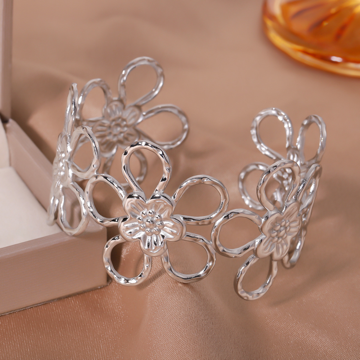 TEMU Bracciale vintage da donna in acciaio inossidabile. Serie Fiori, design , stile facile e rinfrescante, un braccialetto a fiori amato la stagione