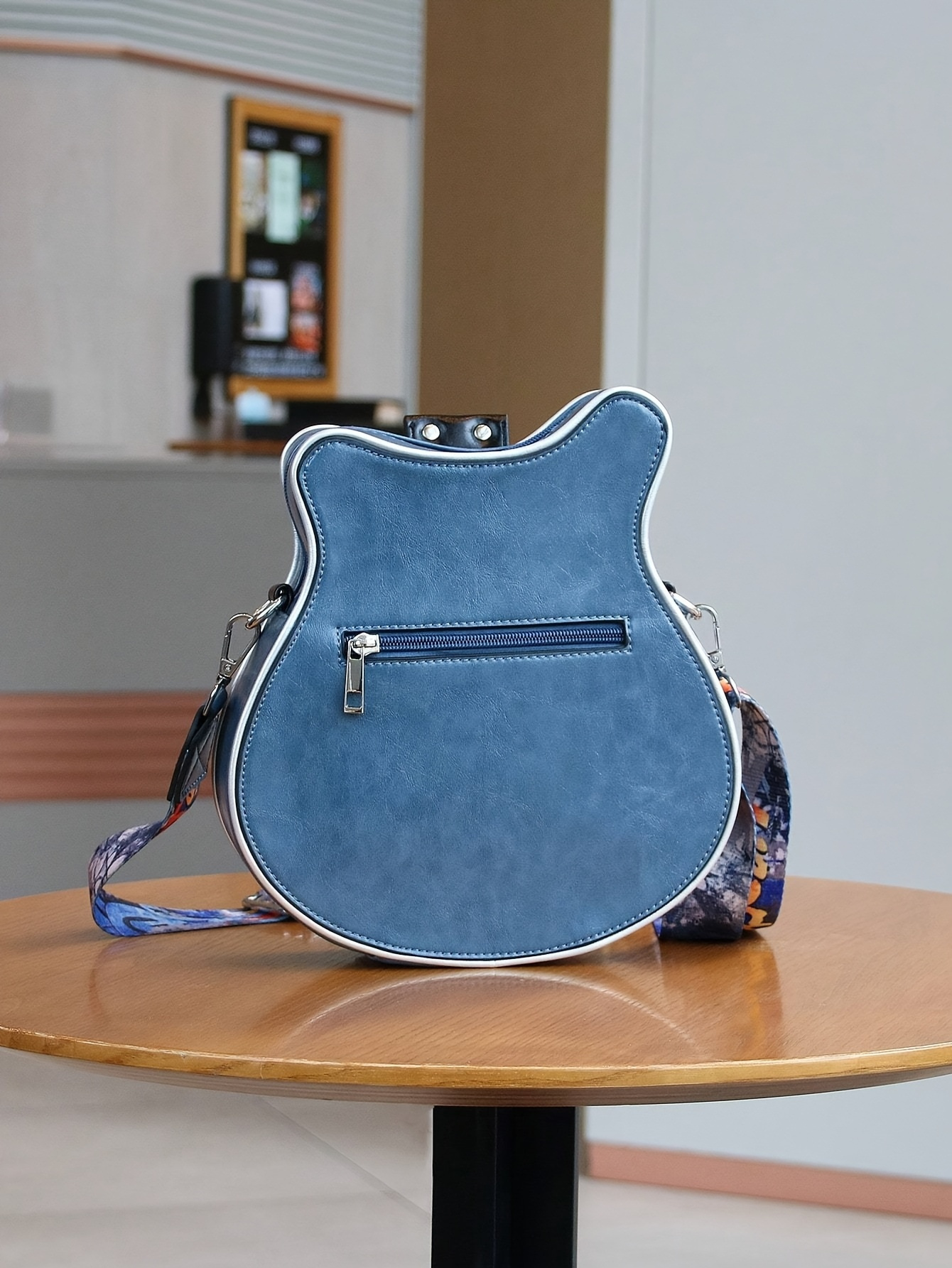 Distinctive Creative Y2K Hot American Style  Guitar Shaped Bag Beth Guitar Shaped Bag Shoulder Bag Crossbody Bag Fashionable Chain Rivet Decoration Color Contrast Wide Shoulder Strap Women's Bag Street Unisex Bag
