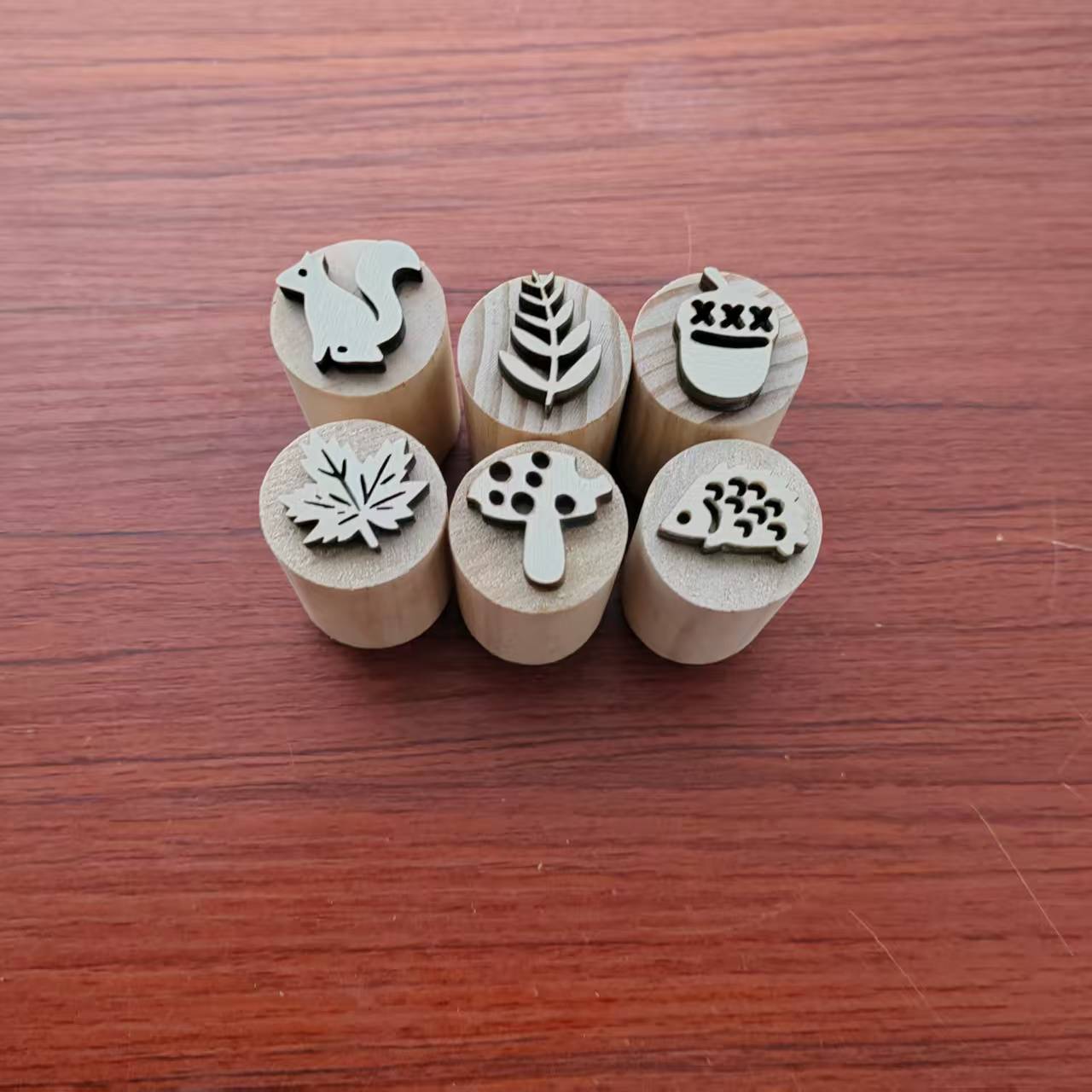 TEMU Set di 6 timbri in legno per pasta modellabile - Timbri a forma di e foglia, rotondi, adatti per artigianato, timbratura su argilla, regali di ,