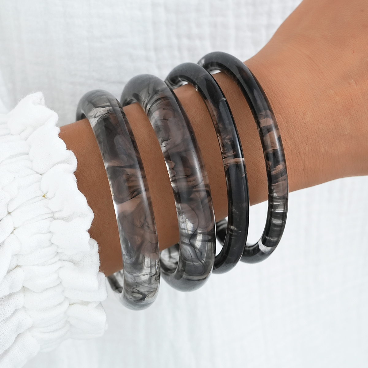 E-shop 4-teiliges Damen Armband Set, mit Retro, stilvoll, elegant, trendig, einfach, personalisiert und unregelmäßig gemustertem Harz Design. Geeignet
