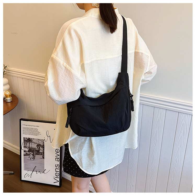 Borsa hobo in tela con nappe e tracolla larga regolabile_voghion.com