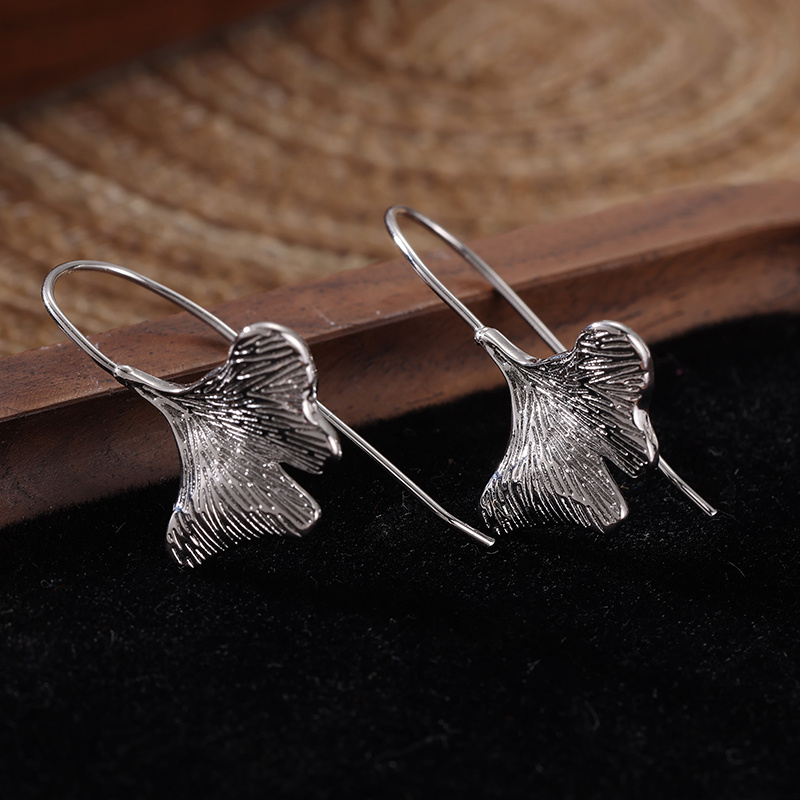 Women's 3D Textured Ginkgo Leaf Dangle Earrings, Versatile Gift