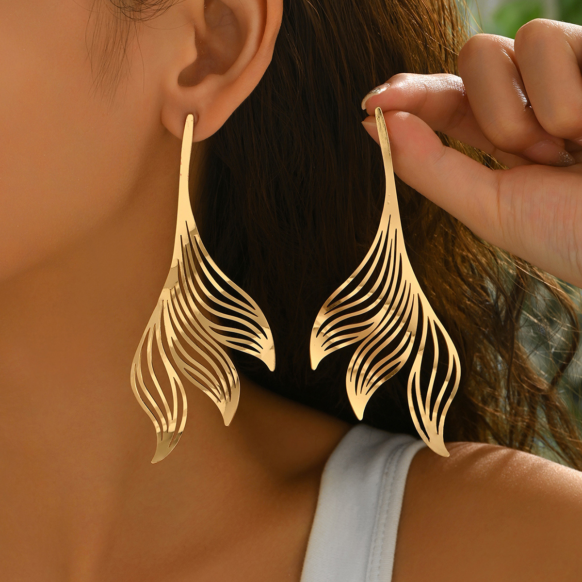 TEMU 1 Pair Of Autumn Winter Earrings, Modern Artistic Style With Smooth Lines And Layered Texture, Showcasing Feather Texture Details Through