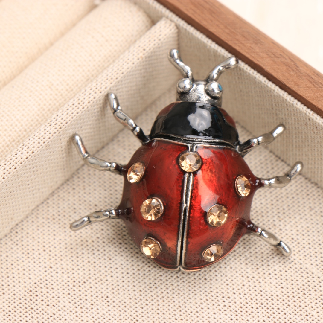 Image of A Stunning Brooch Pin Featuring A Baroque- Of -spotted Ladybug, Suitable For Anyone. This Exquisite Jewelry Piece Is Ideal For Weddings, Festive Occasions, Parties, And Makes A Surprise Gift For