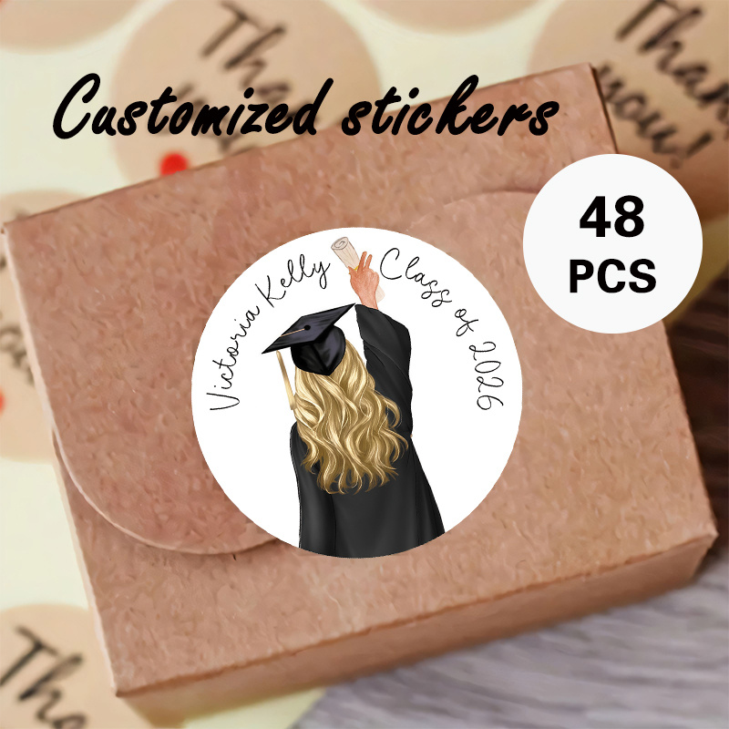 TEMU un adesivo personalizzato a tema "Graduazione ", completo di testo personalizzabile. un'illustrazione ad realistica di una laureata in un abito