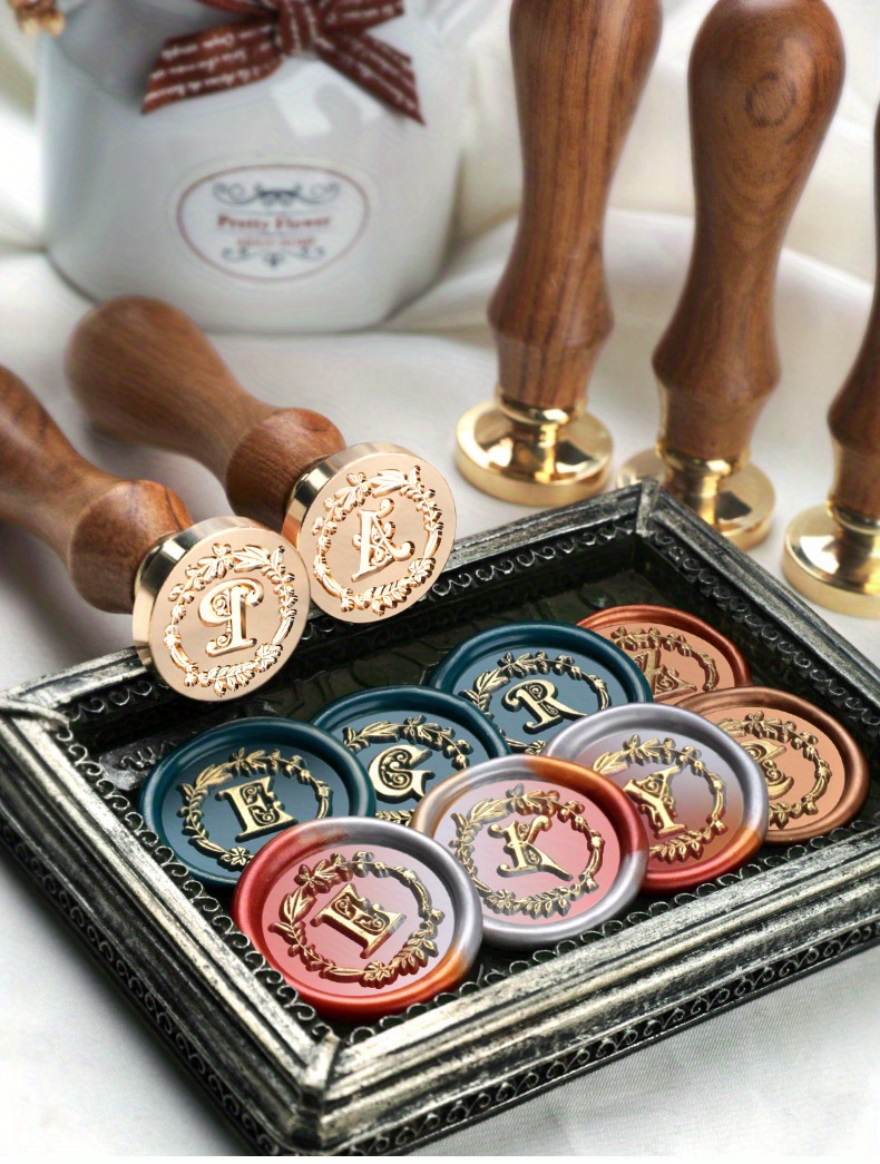 1 Set Wax Seal Stamp Wreath Letter Metal Seal Head+Rosewood Handle, 26 English Letter Fire Paint Seal, Suitable for Wedding Invitations, Envelope Cards, Gift Packaging, Scrapbooks