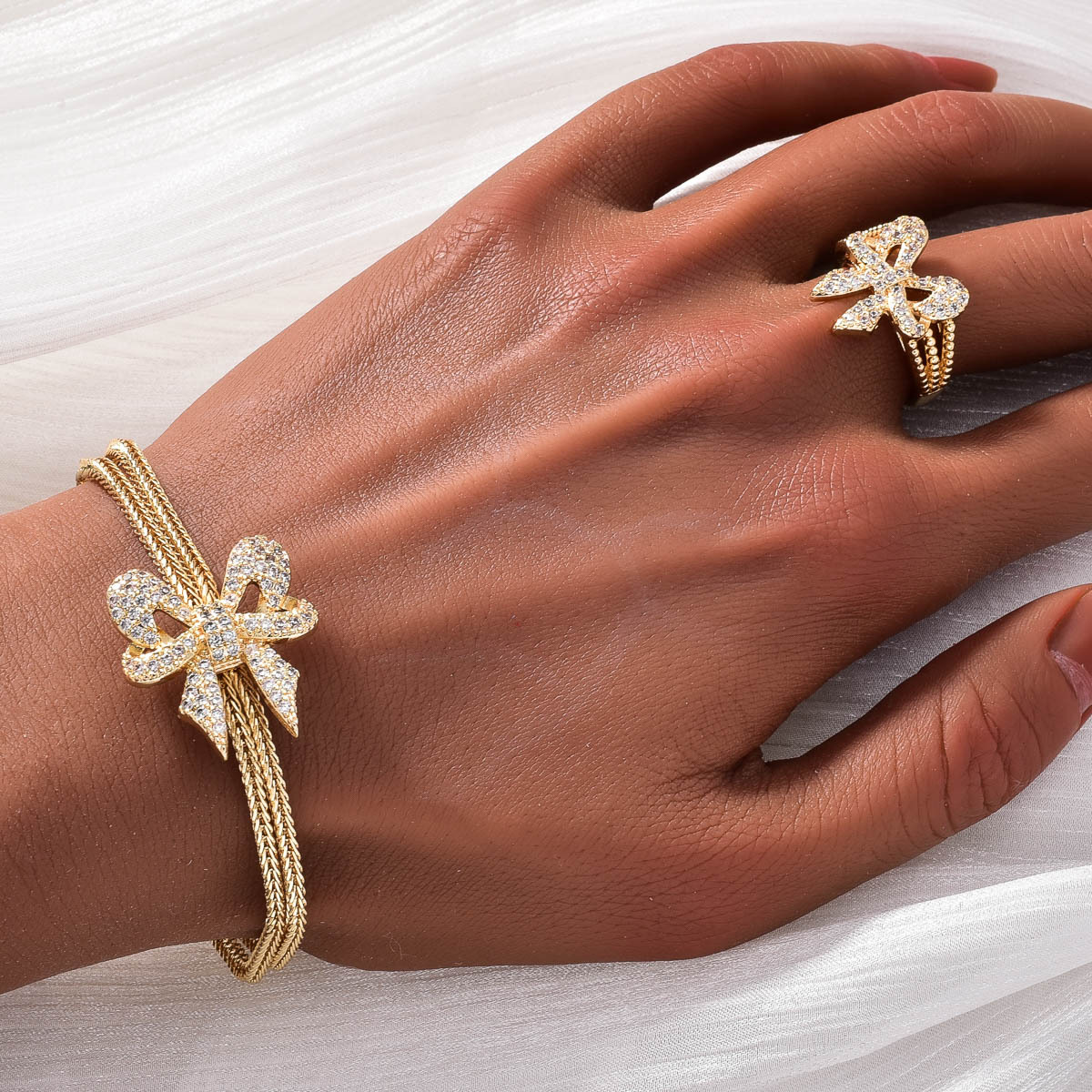 un ensemble de bijoux élégant et stylé pour femmes,   dun   nœud et     pendentif, décoré de strass cubiques, comprenant une chaîne, un bracelet, des boucles doreilles et un anneau, parfait pour  , les fêtes et   cadeau de la saint-valentin. 5