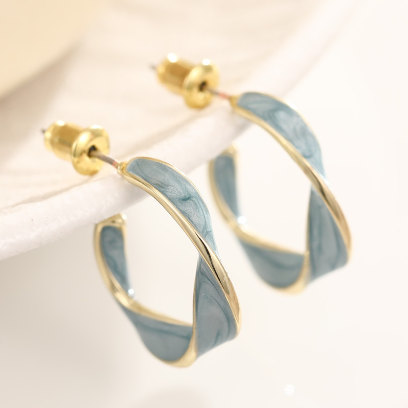 E-shop 1 Paar Elegante blaue Emaille gedrehte C-förmige Ohrstecker für Damen - KC vergoldenete Kupferohrringe, vielseitig für Partys, & Urlaub