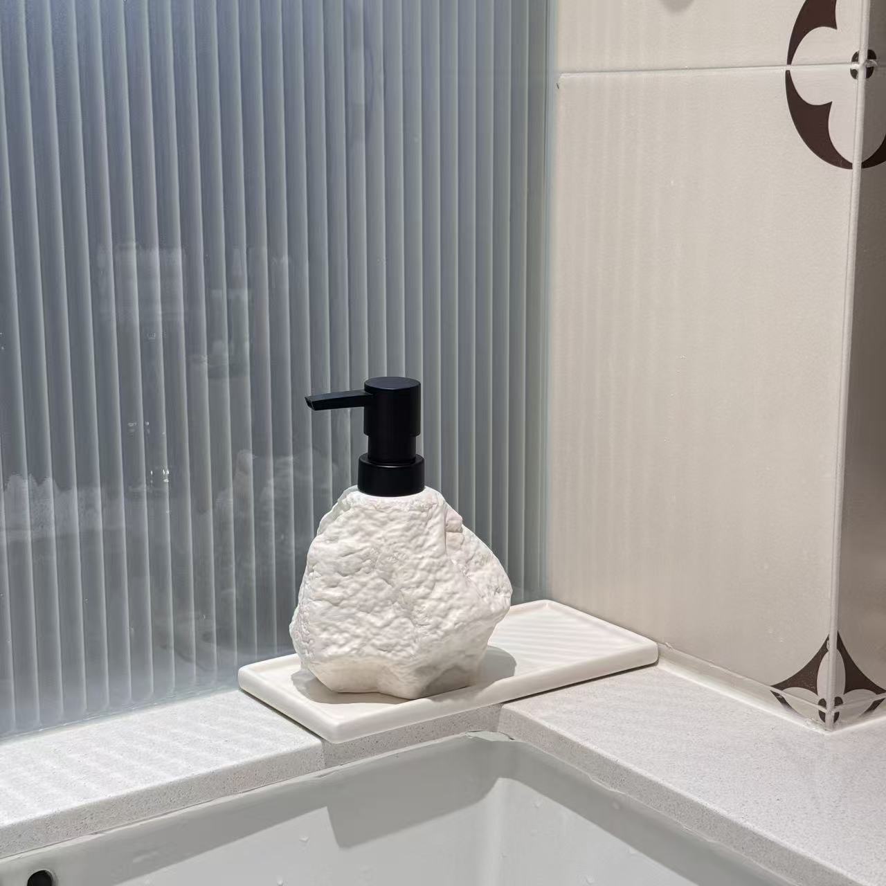 1pc Nordic Ins Style Rock-Shaped Ceramic Press Bottle, High Aesthetic Shampoo Shower Gel Hand Soap Dispenser, Large Capacity Multi-Purpose Refill Bottle, Making Your Bathroom More Tidy, Fresh, Clean And Beautiful, Suitable for Bedroom, Bathroom