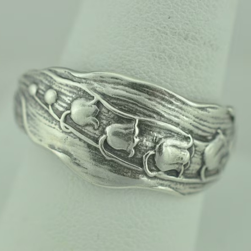 Vintage Pea-Shaped Ring with Three-Dimensional Texture Patterns