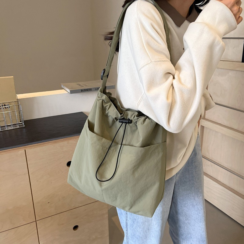 E-shop Neue Freizeit-Fitnesstasche im koreanischen Stil, minimalistische Umhängetasche im -Style, Pendlertasche mit einem Schulterriemen, Eimer-Tasche